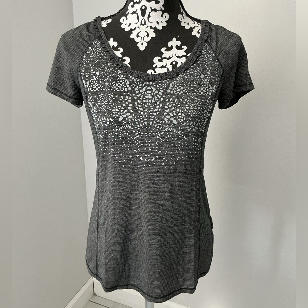 Lululemon run wild athletic gray Women's Tee Sz 6